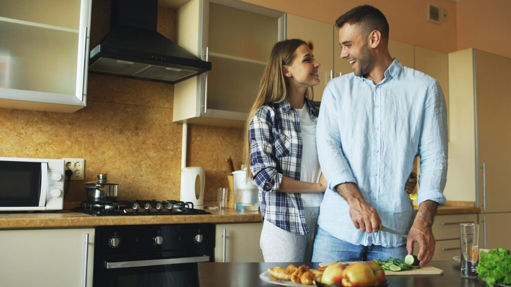 what are the signs of healthy relationship? Picture showing a happy relationship